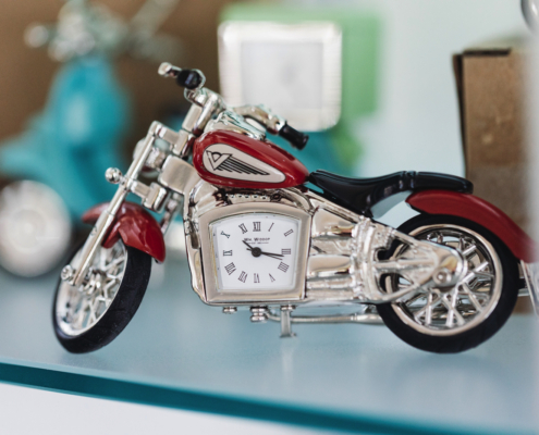 Geschenkartikel, Uhr eingefügt in das Modell eines Motorrads