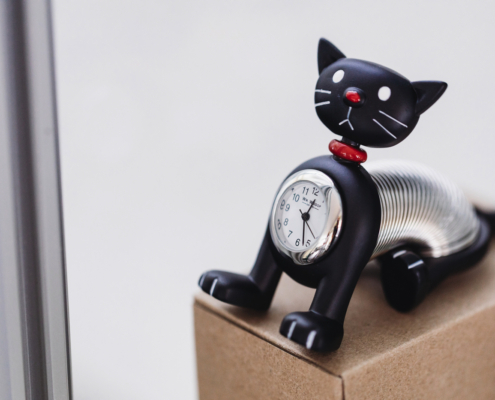 Geschenkartikel, Uhr eingelassen in eine schwarze Katze